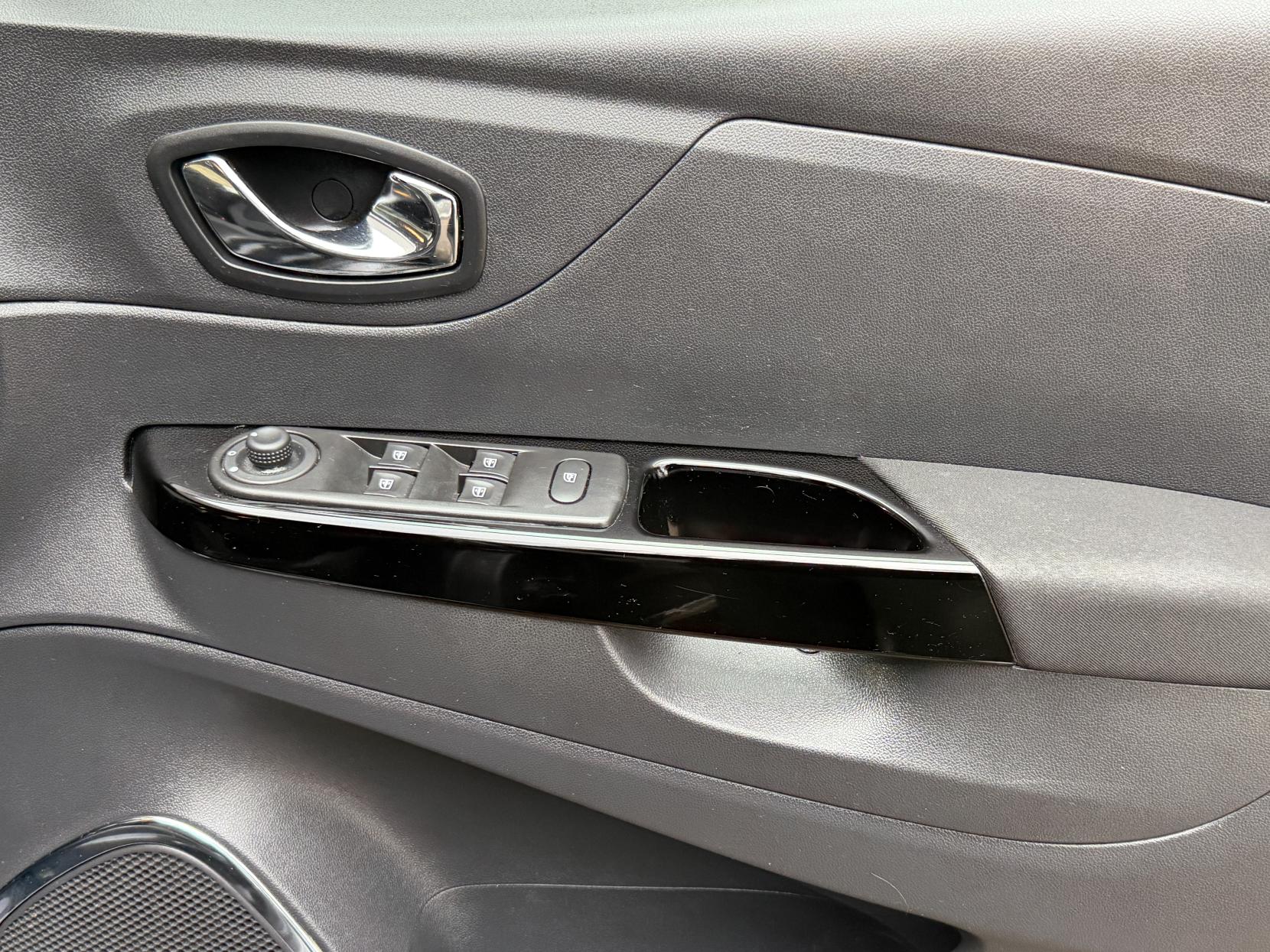 Renault Captur 1.2 TCe ENERGY Dynamique Nav SUV 5dr Petrol Manual Euro 6 (s/s) (120 ps)