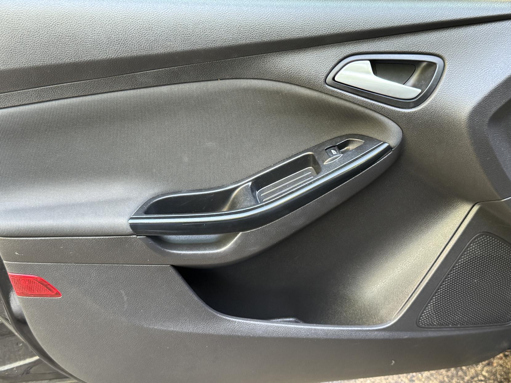Ford Focus 1.0T EcoBoost Zetec Hatchback 5dr Petrol Manual Euro 5 (s/s) (100 ps)