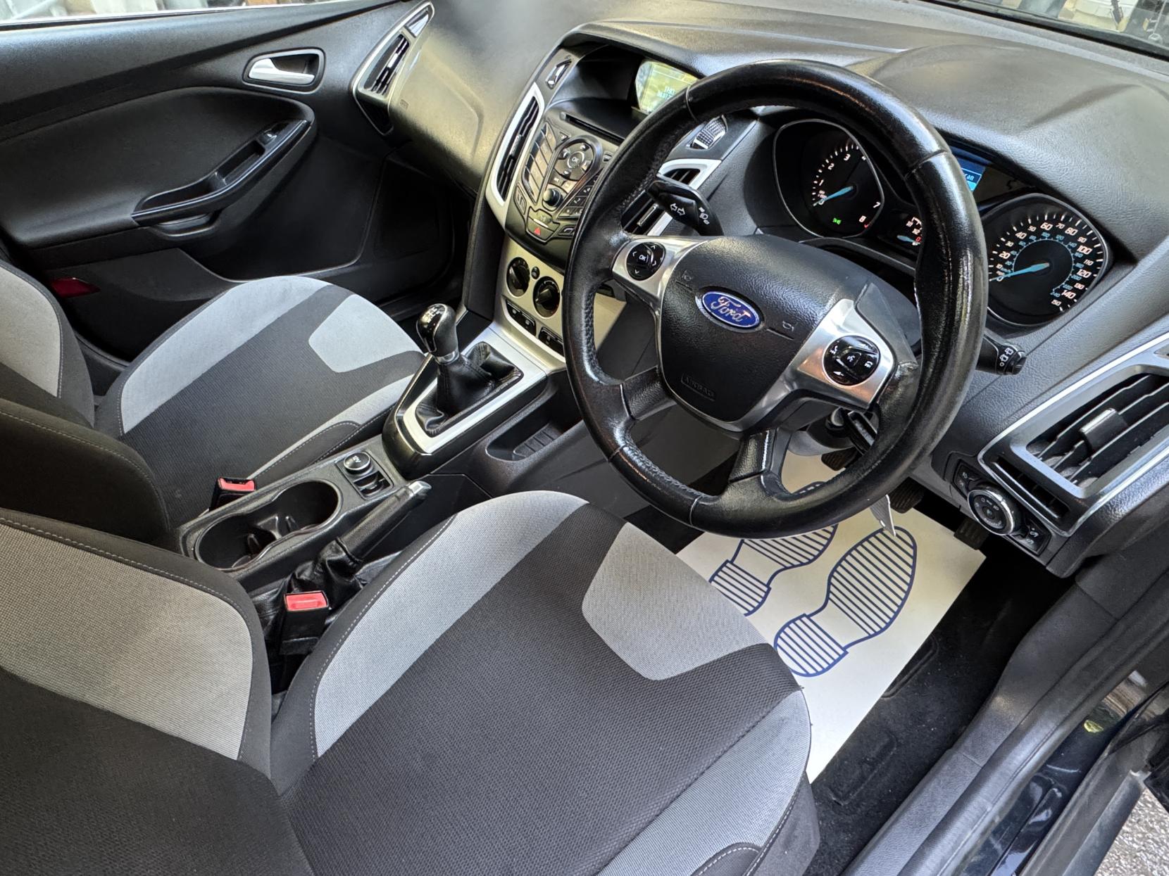 Ford Focus 1.0T EcoBoost Zetec Hatchback 5dr Petrol Manual Euro 5 (s/s) (100 ps)