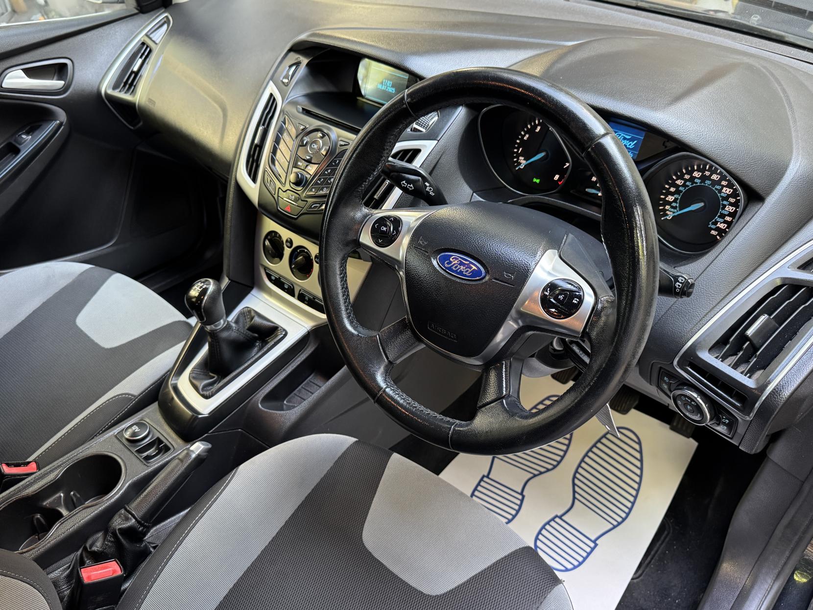 Ford Focus 1.0T EcoBoost Zetec Hatchback 5dr Petrol Manual Euro 5 (s/s) (100 ps)