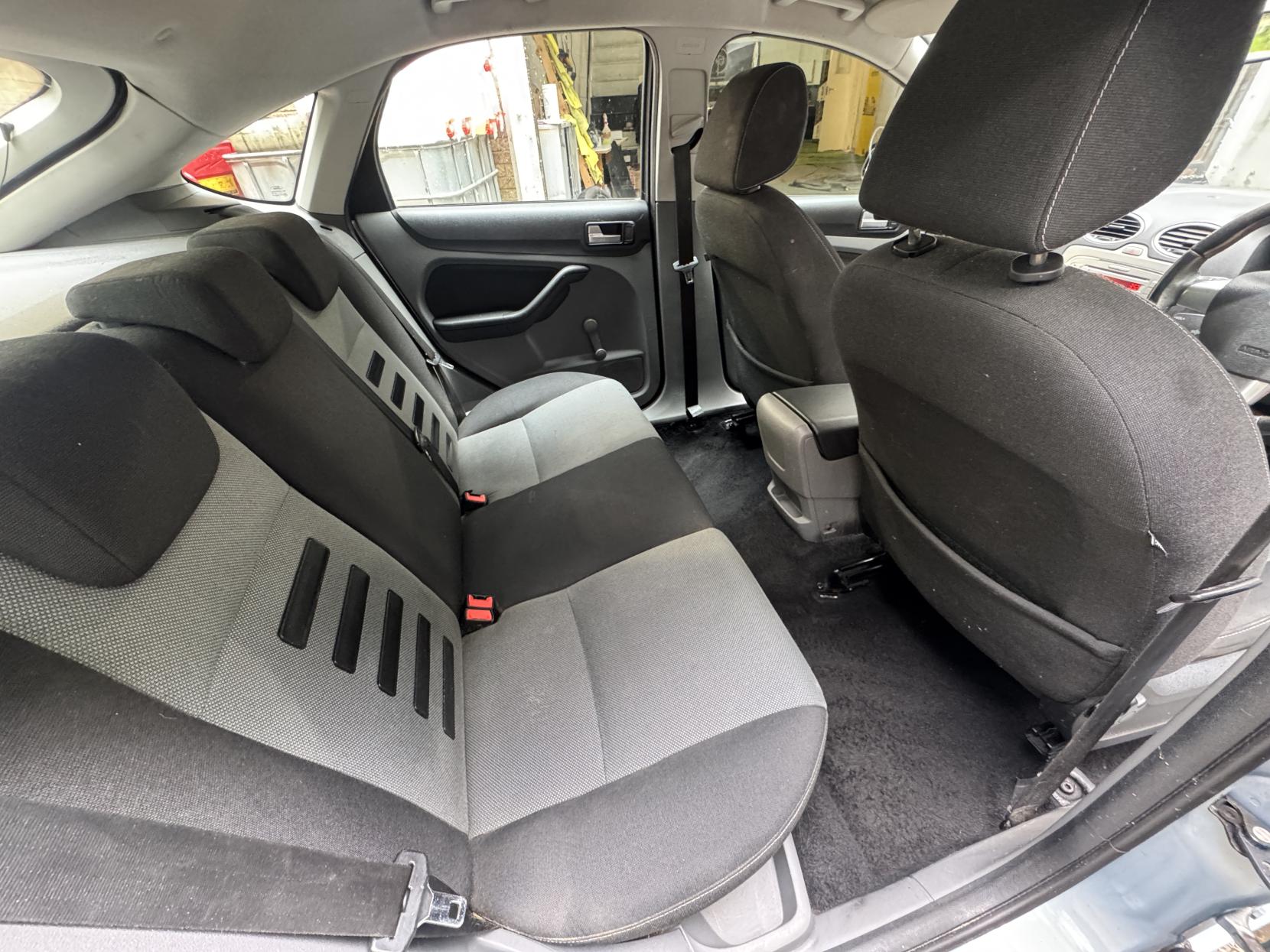 Ford Focus 1.6 Zetec Hatchback 5dr Petrol Manual (161 g/km, 99 bhp)