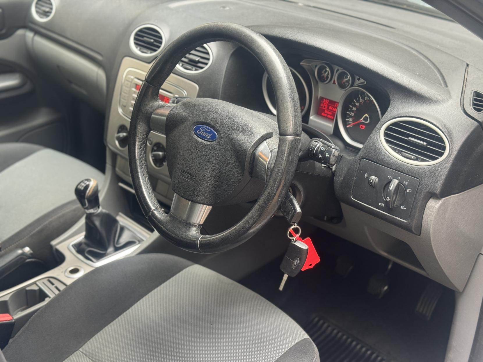 Ford Focus 1.6 Zetec Hatchback 5dr Petrol Manual (161 g/km, 99 bhp)