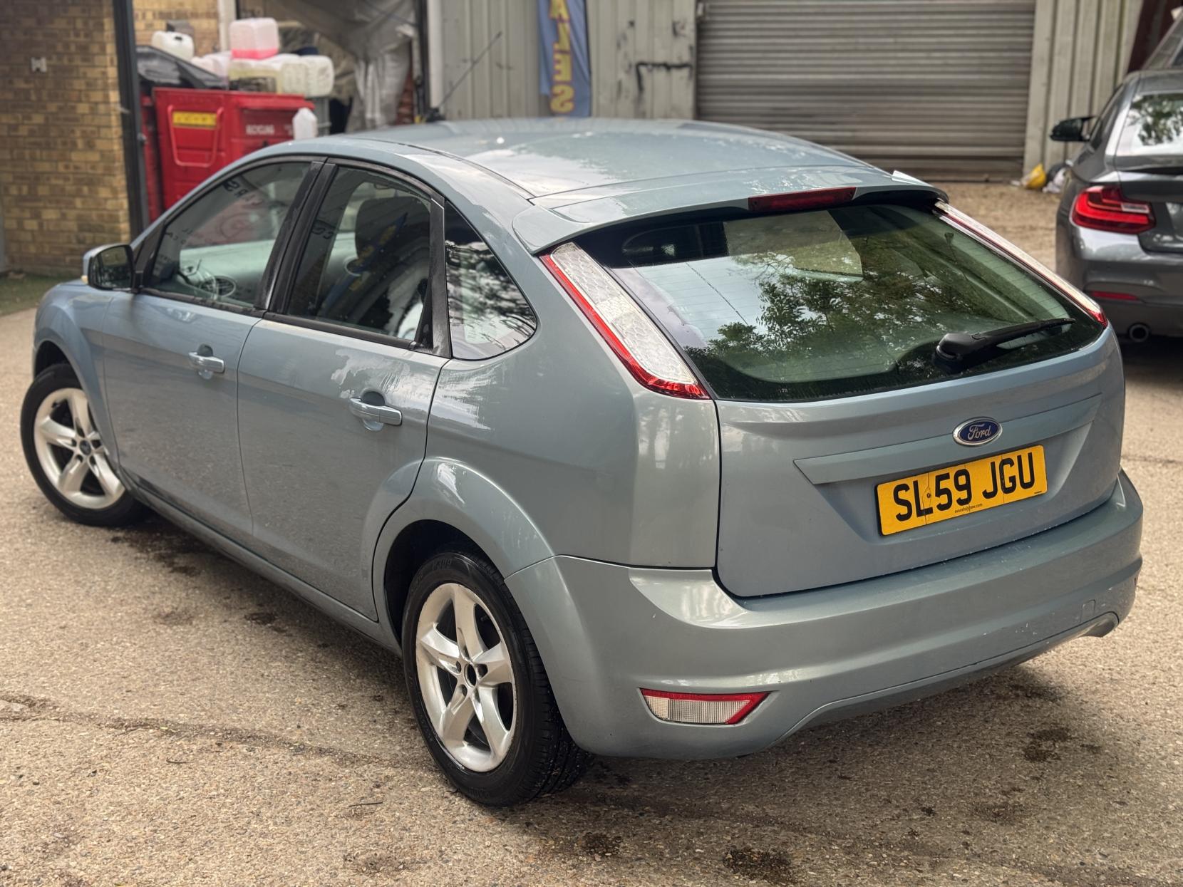 Ford Focus 1.6 Zetec Hatchback 5dr Petrol Manual (161 g/km, 99 bhp)