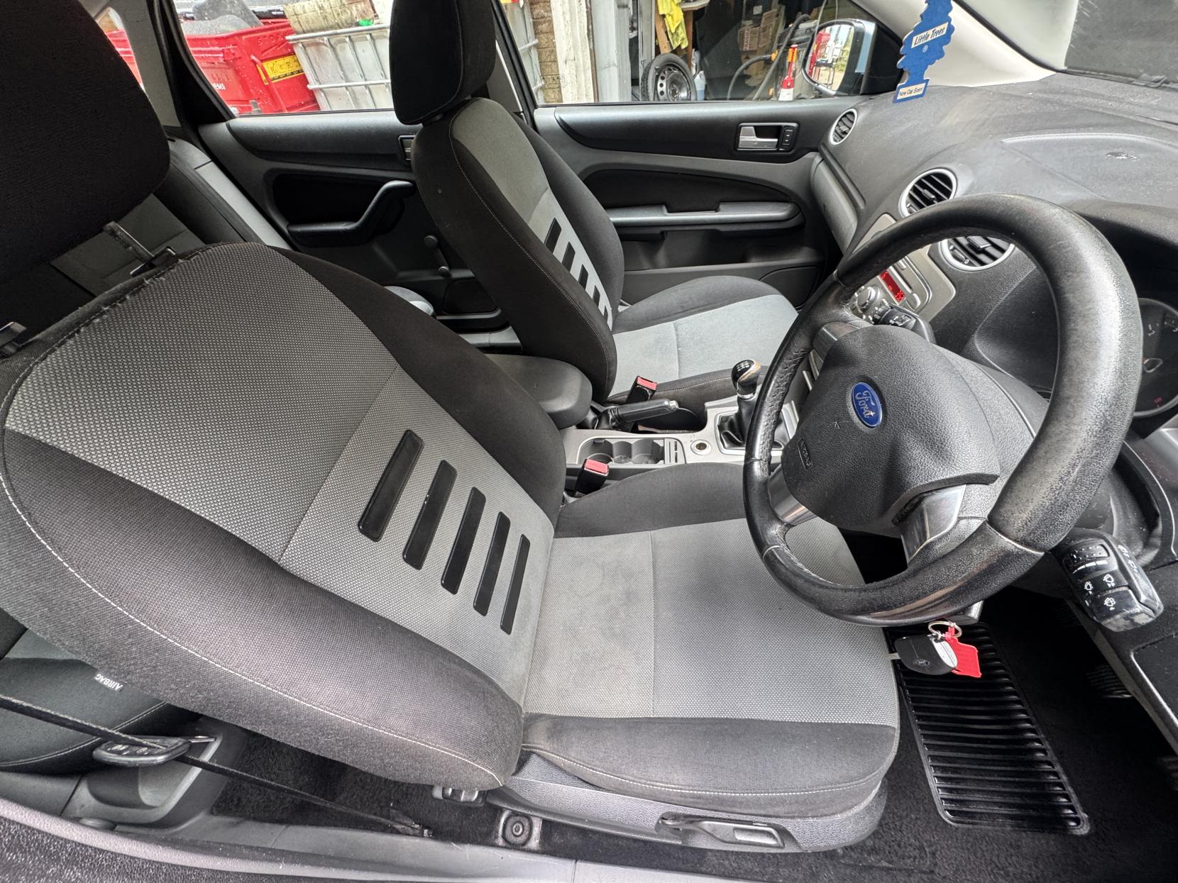 Ford Focus 1.6 Zetec Hatchback 5dr Petrol Manual (161 g/km, 99 bhp)