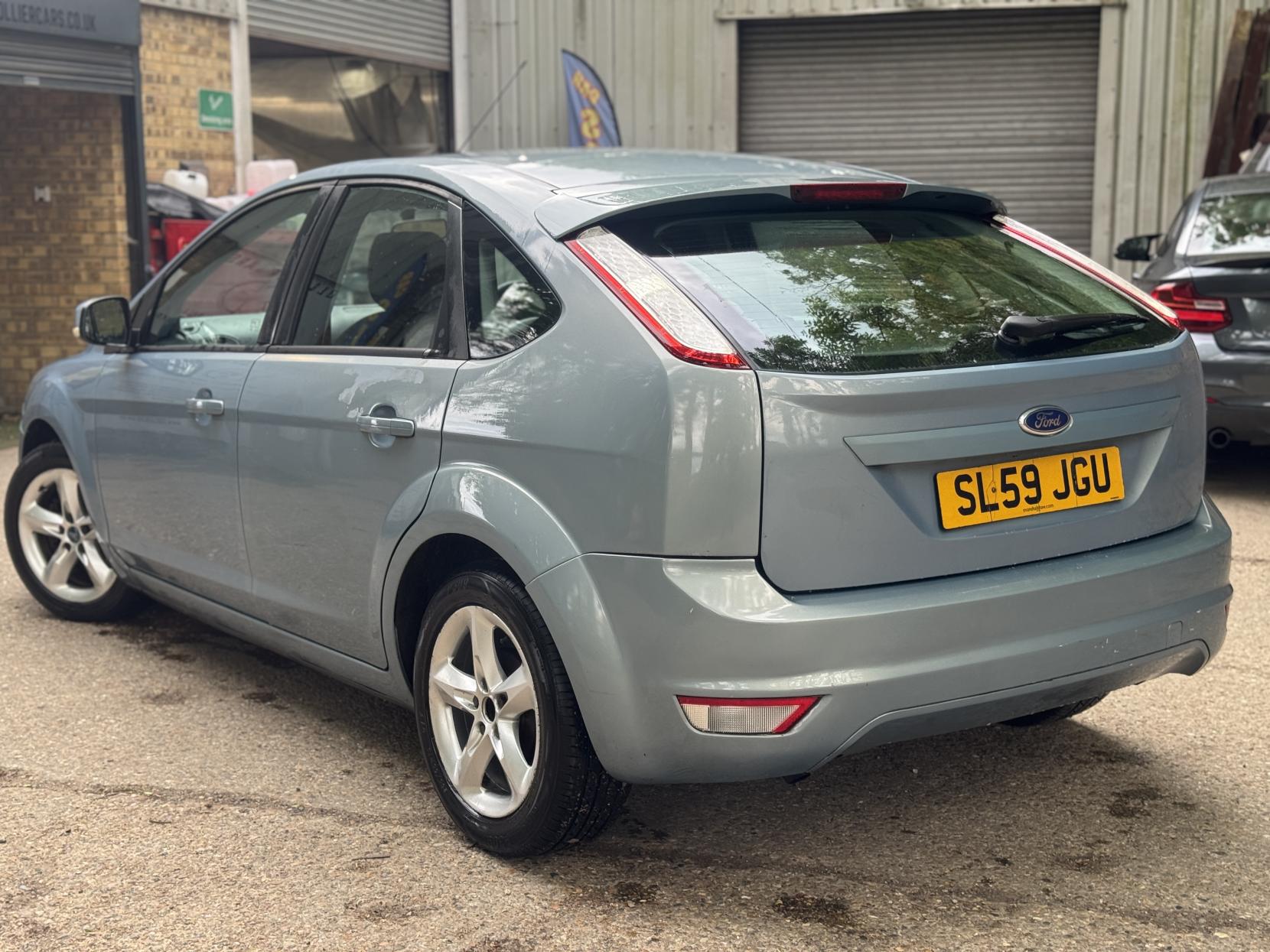 Ford Focus 1.6 Zetec Hatchback 5dr Petrol Manual (161 g/km, 99 bhp)