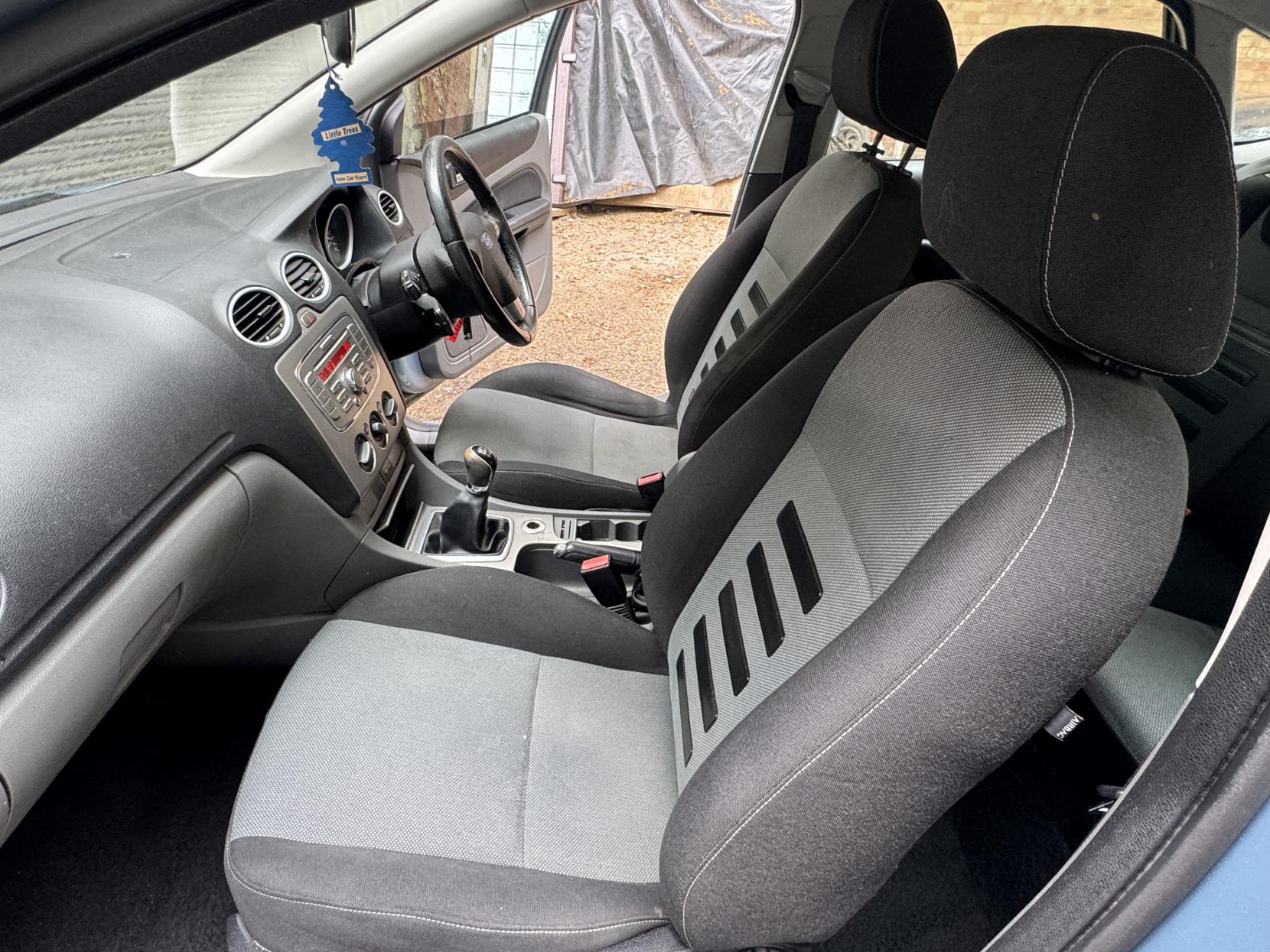 Ford Focus 1.6 Zetec Hatchback 5dr Petrol Manual (161 g/km, 99 bhp)