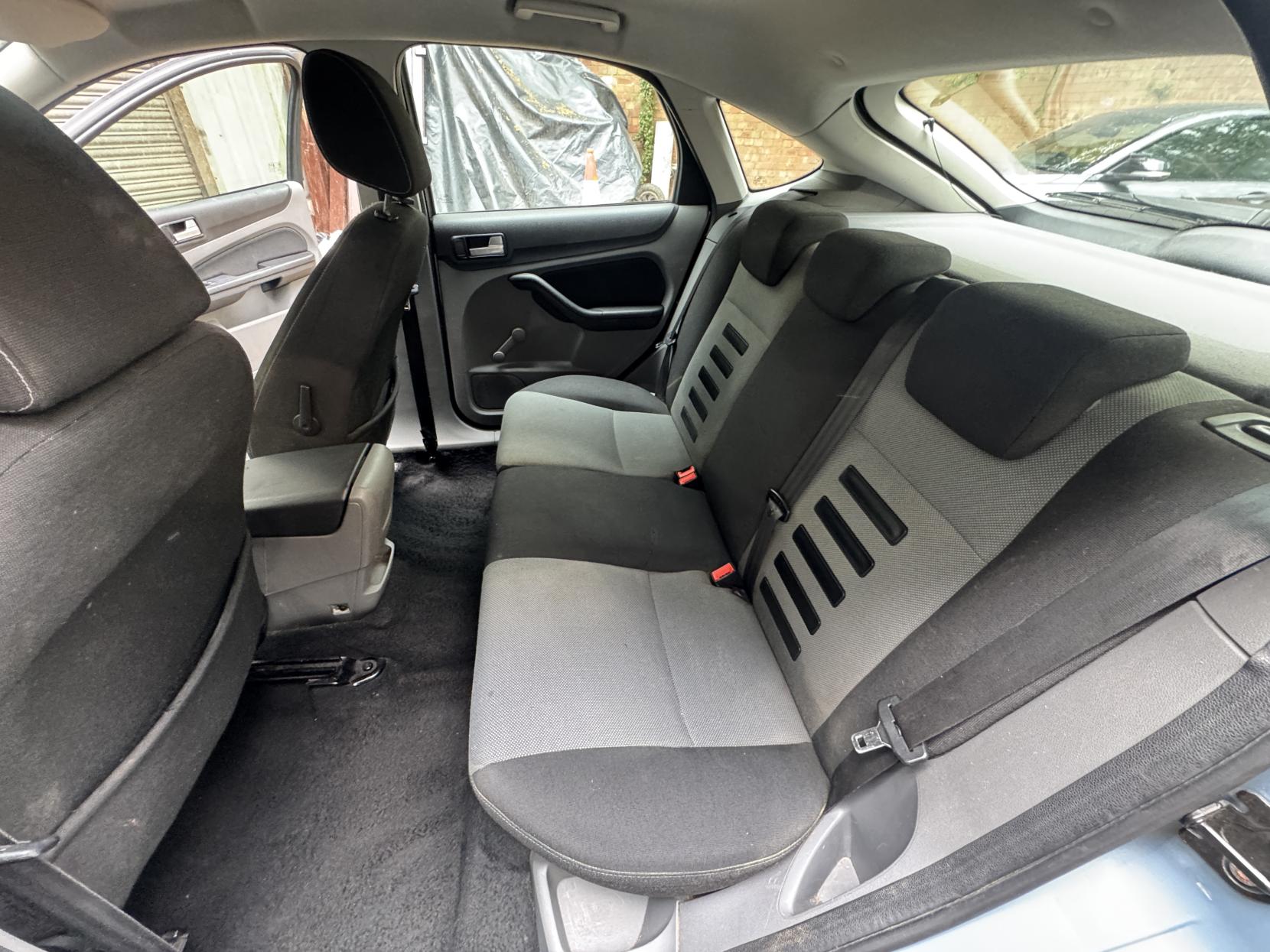 Ford Focus 1.6 Zetec Hatchback 5dr Petrol Manual (161 g/km, 99 bhp)