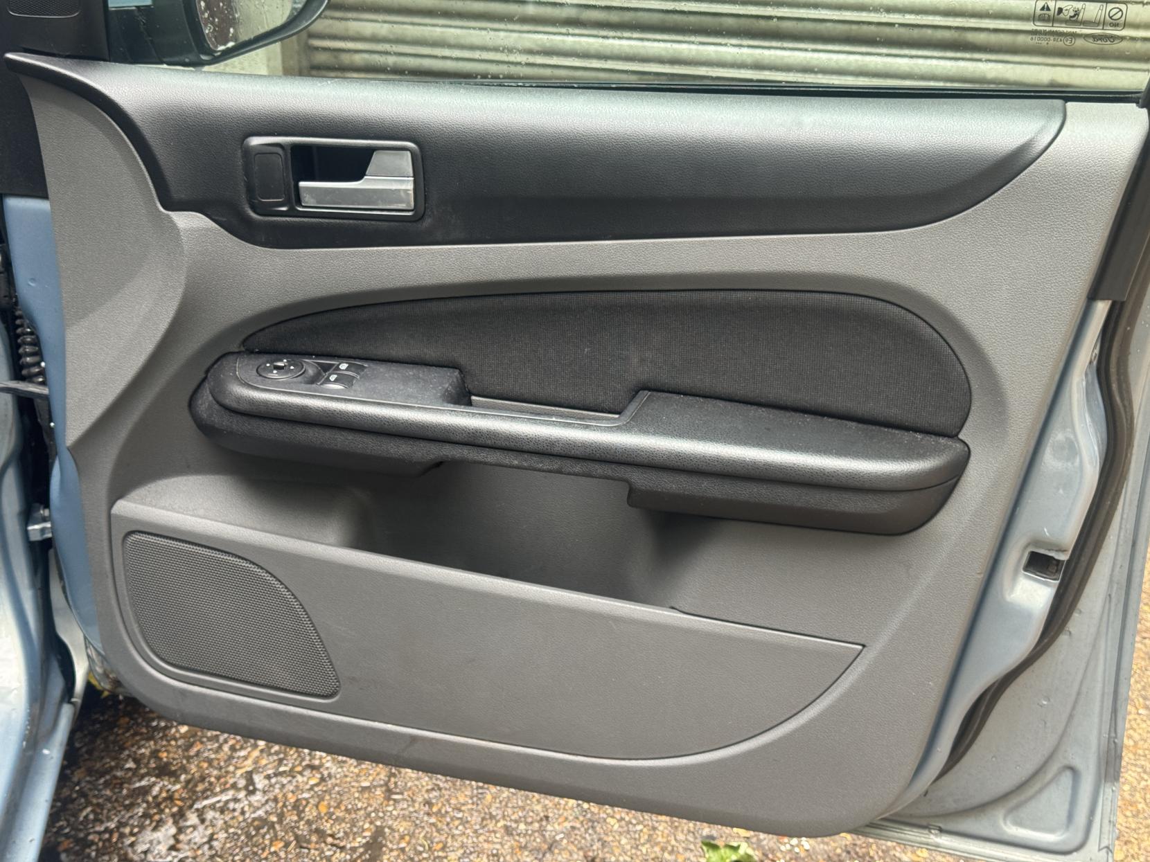 Ford Focus 1.6 Zetec Hatchback 5dr Petrol Manual (161 g/km, 99 bhp)
