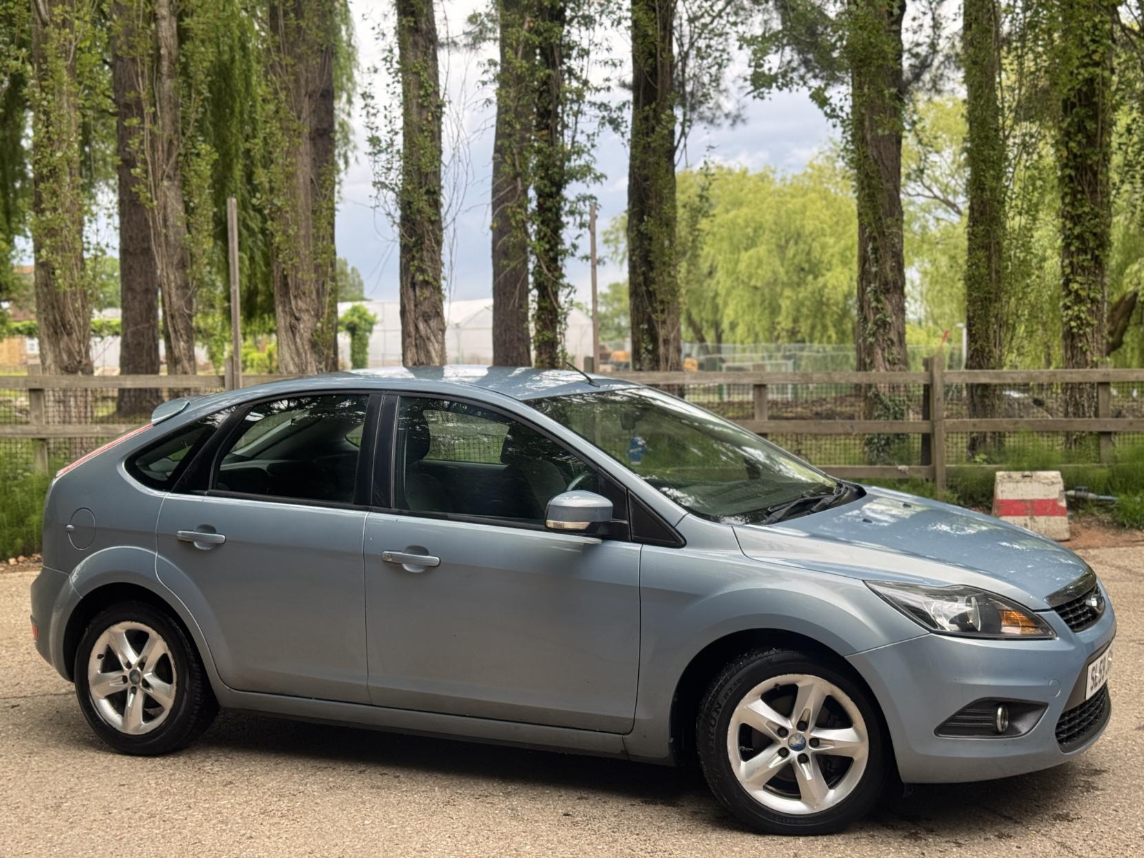 Ford Focus 1.6 Zetec Hatchback 5dr Petrol Manual (161 g/km, 99 bhp)