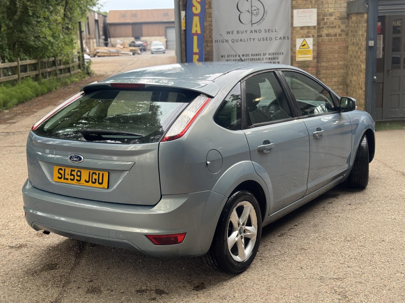 Ford Focus 1.6 Zetec Hatchback 5dr Petrol Manual (161 g/km, 99 bhp)