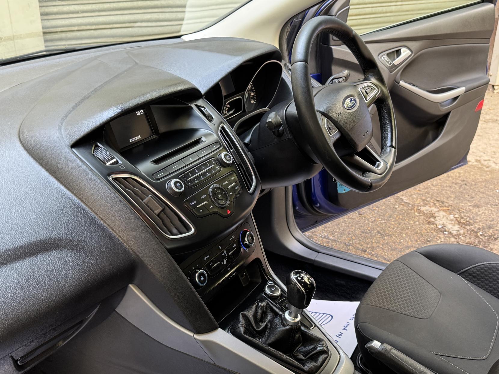 Ford Focus 1.0T EcoBoost Zetec Hatchback 5dr Petrol Manual Euro 6 (s/s) (125 ps)