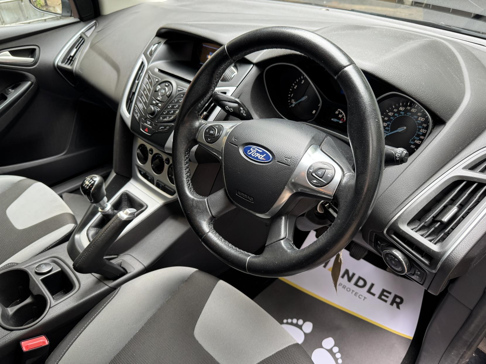 Ford Focus 1.0T EcoBoost Zetec Hatchback 5dr Petrol Manual Euro 5 (s/s) (125 ps)