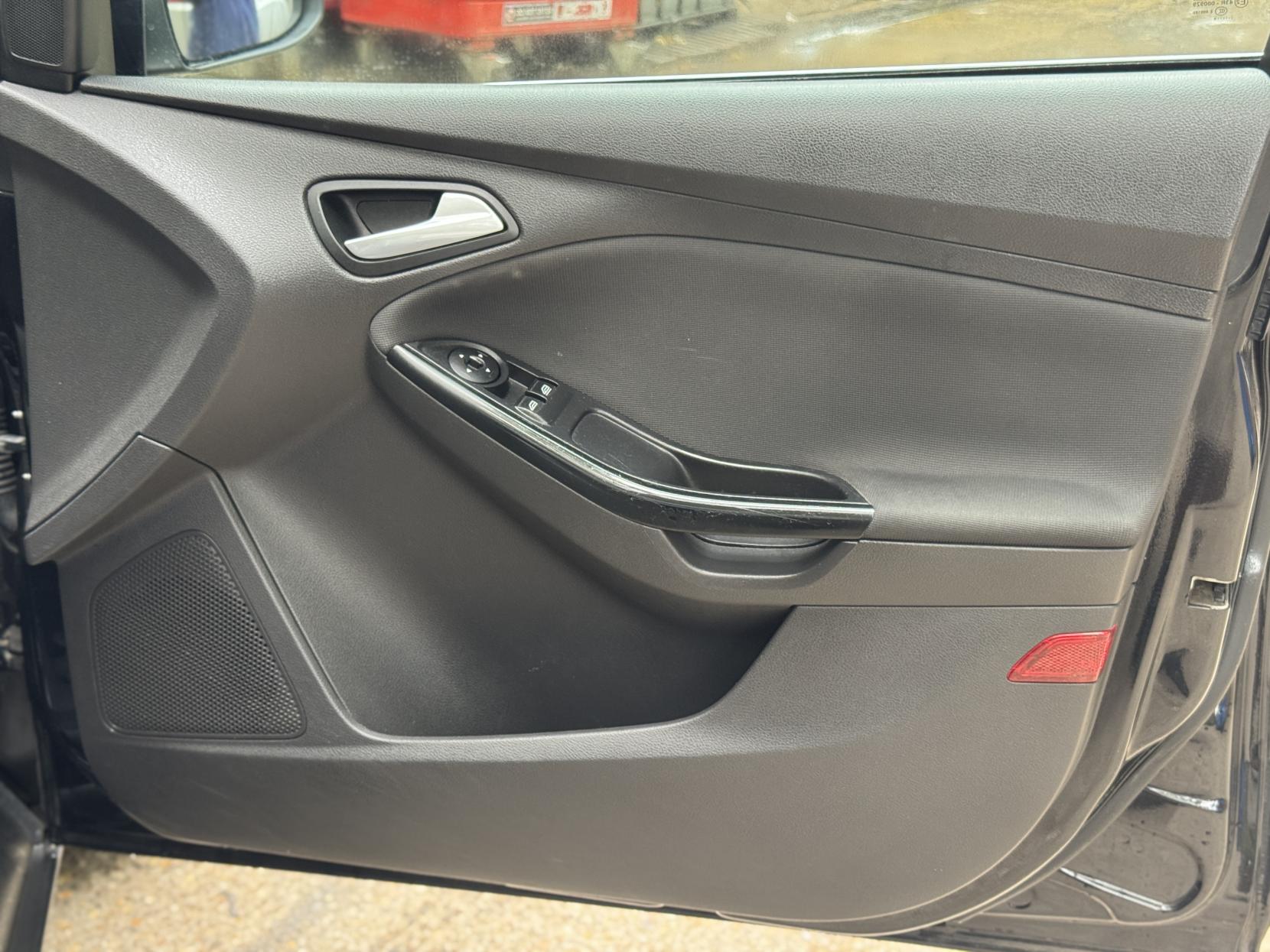 Ford Focus 1.0T EcoBoost Zetec Hatchback 5dr Petrol Manual Euro 5 (s/s) (125 ps)