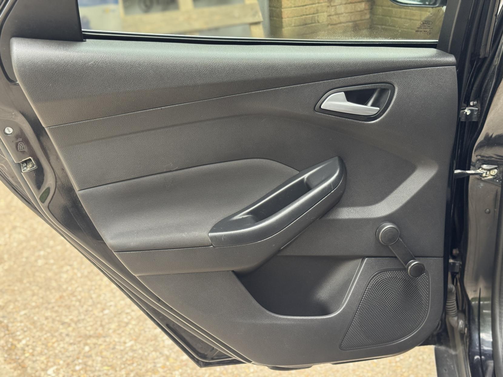 Ford Focus 1.0T EcoBoost Zetec Hatchback 5dr Petrol Manual Euro 5 (s/s) (125 ps)