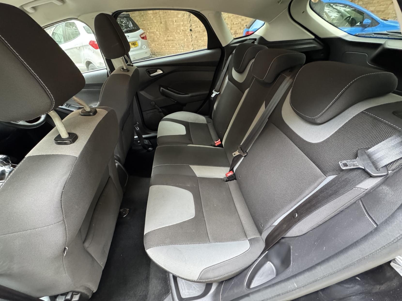 Ford Focus 1.0T EcoBoost Zetec Hatchback 5dr Petrol Manual Euro 5 (s/s) (125 ps)