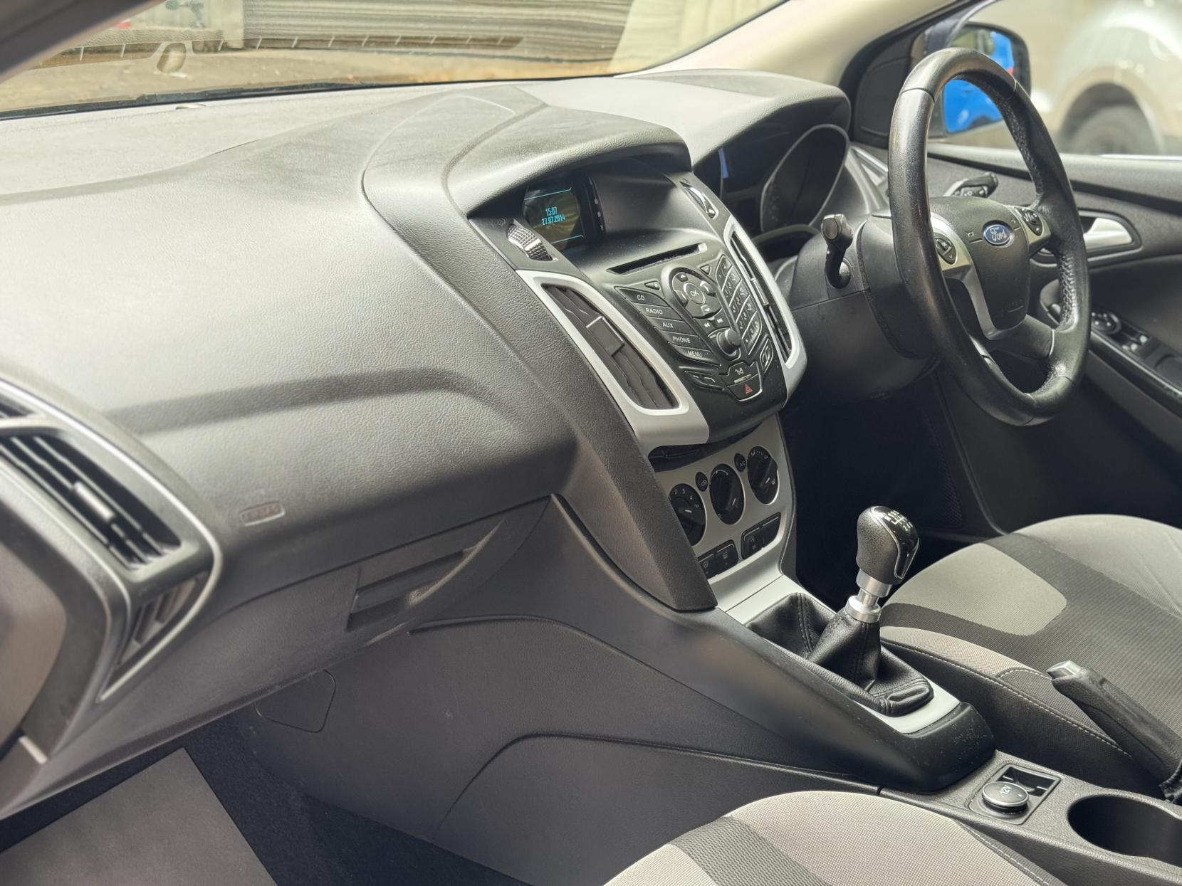 Ford Focus 1.0T EcoBoost Zetec Hatchback 5dr Petrol Manual Euro 5 (s/s) (125 ps)