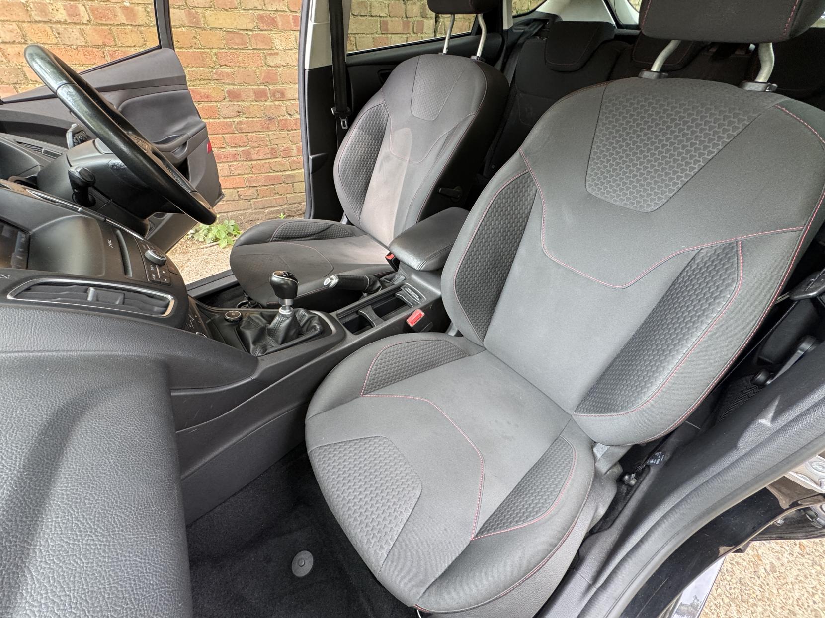 Ford Focus 1.0T EcoBoost Zetec S Hatchback 5dr Petrol Manual Euro 6 (s/s) (125 ps)