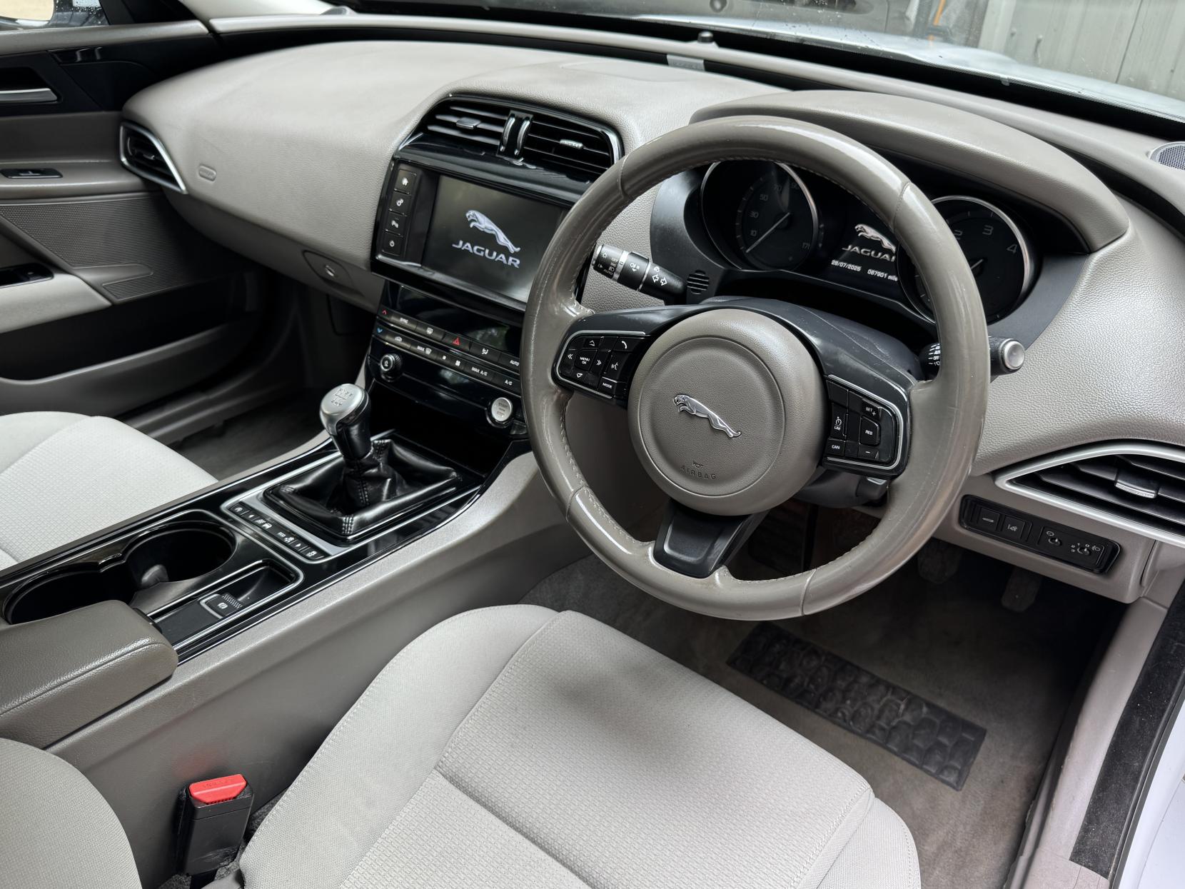 Jaguar XE 2.0d SE Saloon 4dr Diesel Manual Euro 6 (s/s) (163 ps)