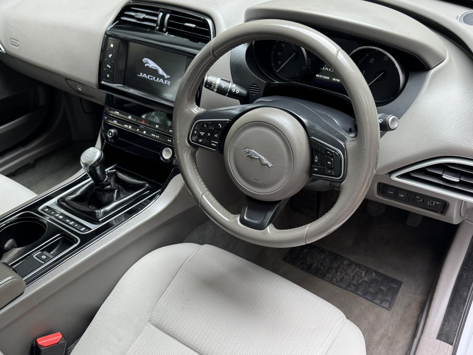 Jaguar XE 2.0d SE Saloon 4dr Diesel Manual Euro 6 (s/s) (163 ps)