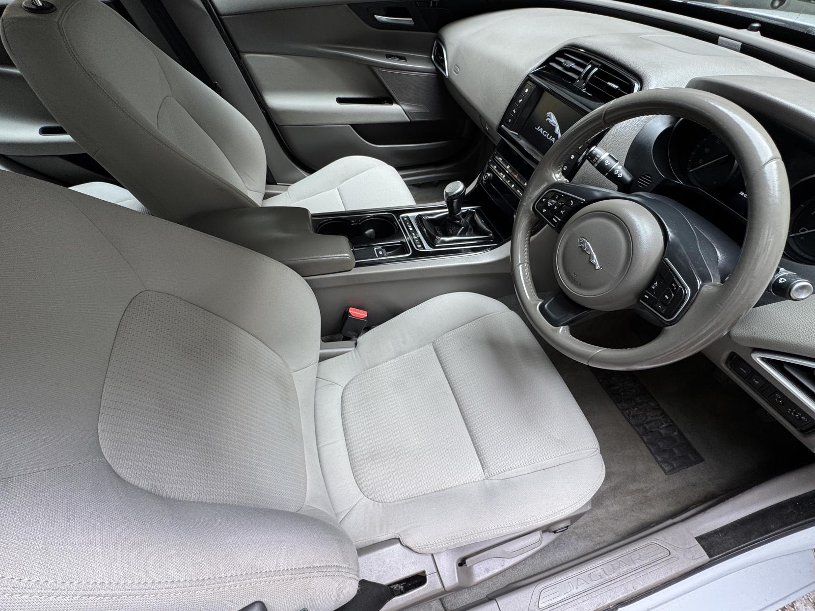 Jaguar XE 2.0d SE Saloon 4dr Diesel Manual Euro 6 (s/s) (163 ps)