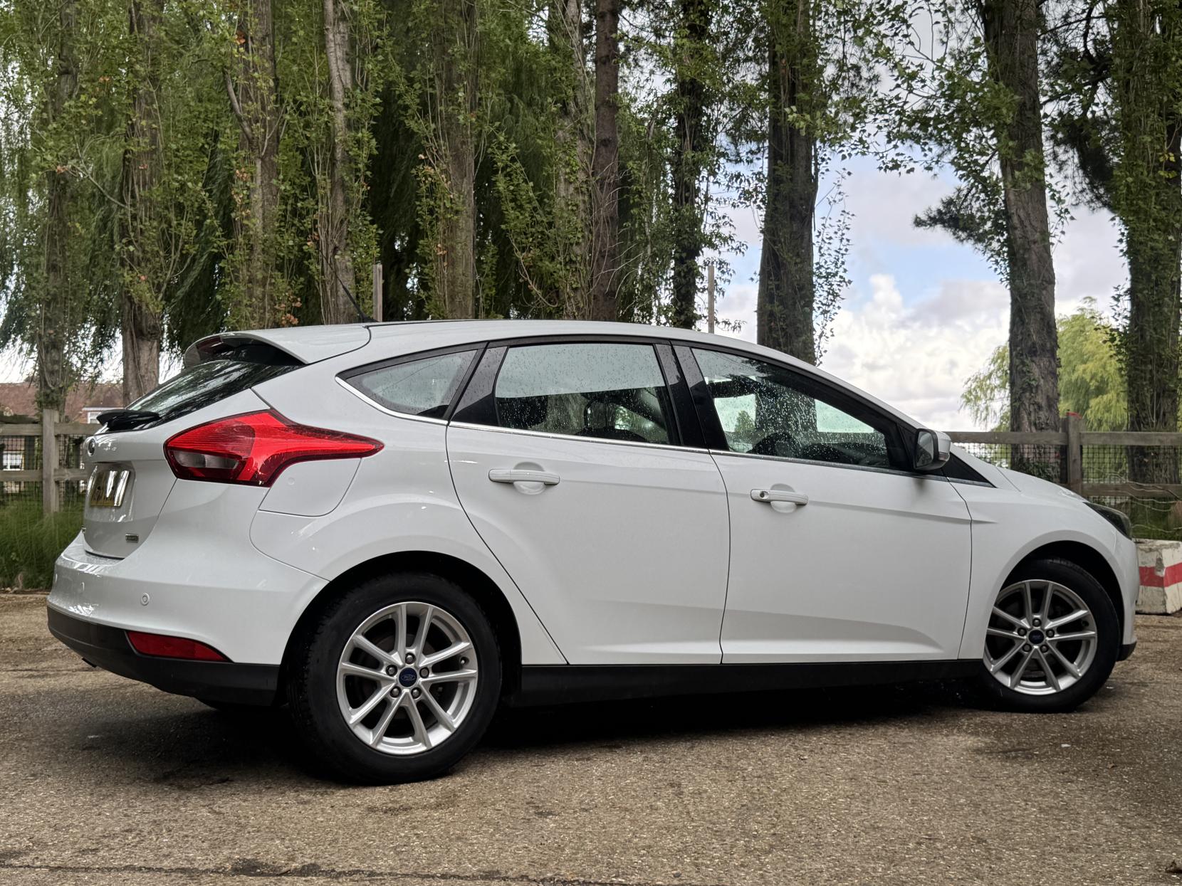 Ford Focus 1.0T EcoBoost Zetec Hatchback 5dr Petrol Manual Euro 6 (s/s) (100 ps)
