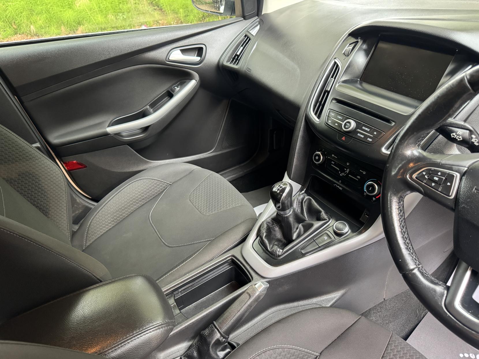 Ford Focus 1.0T EcoBoost Zetec Hatchback 5dr Petrol Manual Euro 6 (s/s) (100 ps)