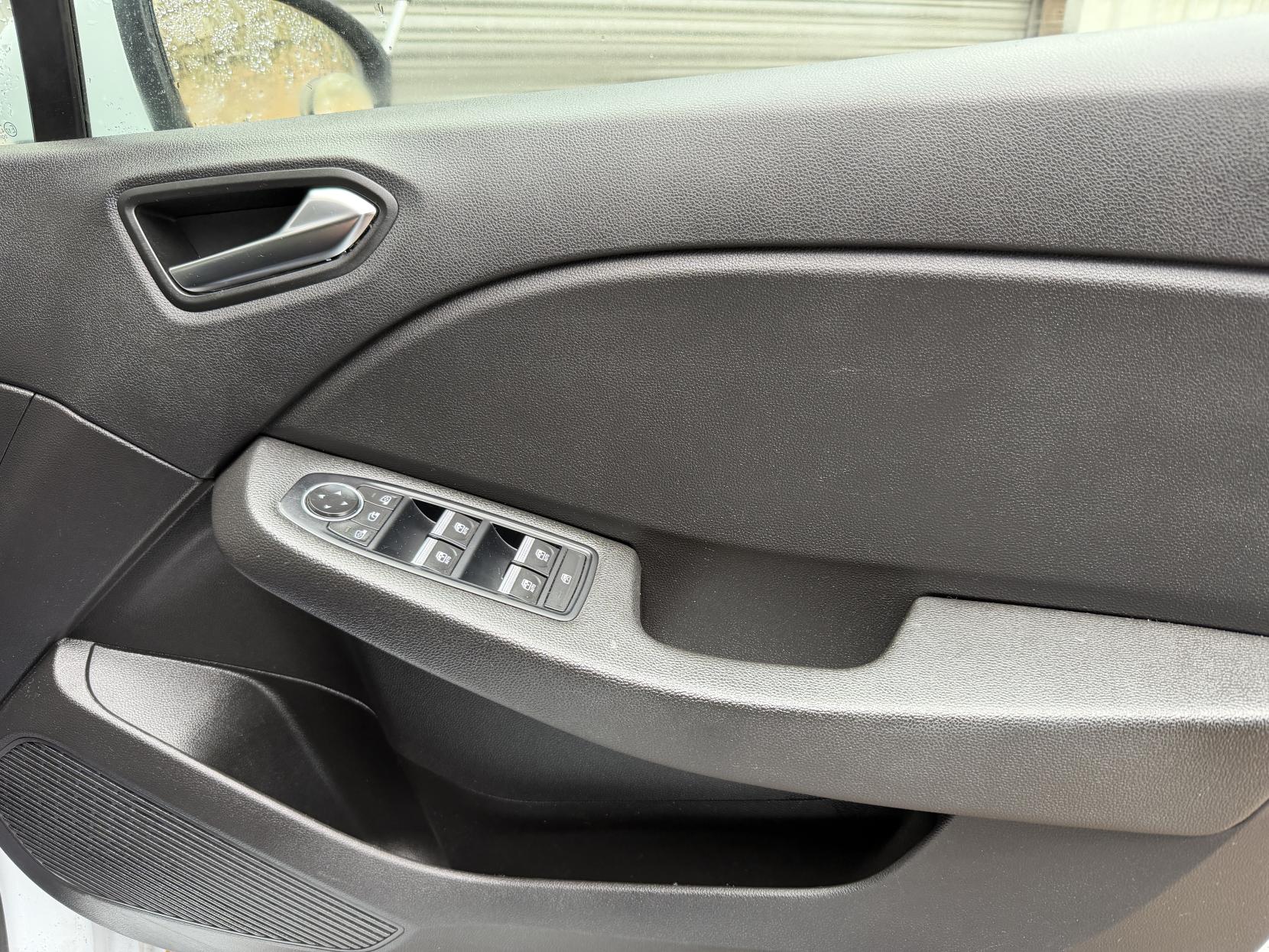 Renault Clio 1.0 TCe Iconic Hatchback 5dr Petrol Manual Euro 6 (s/s) (90 ps)