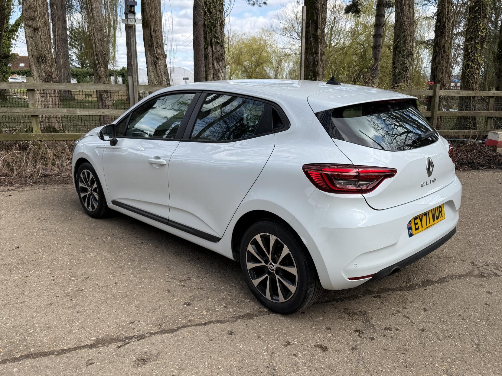 Renault Clio 1.0 TCe Iconic Hatchback 5dr Petrol Manual Euro 6 (s/s) (90 ps)