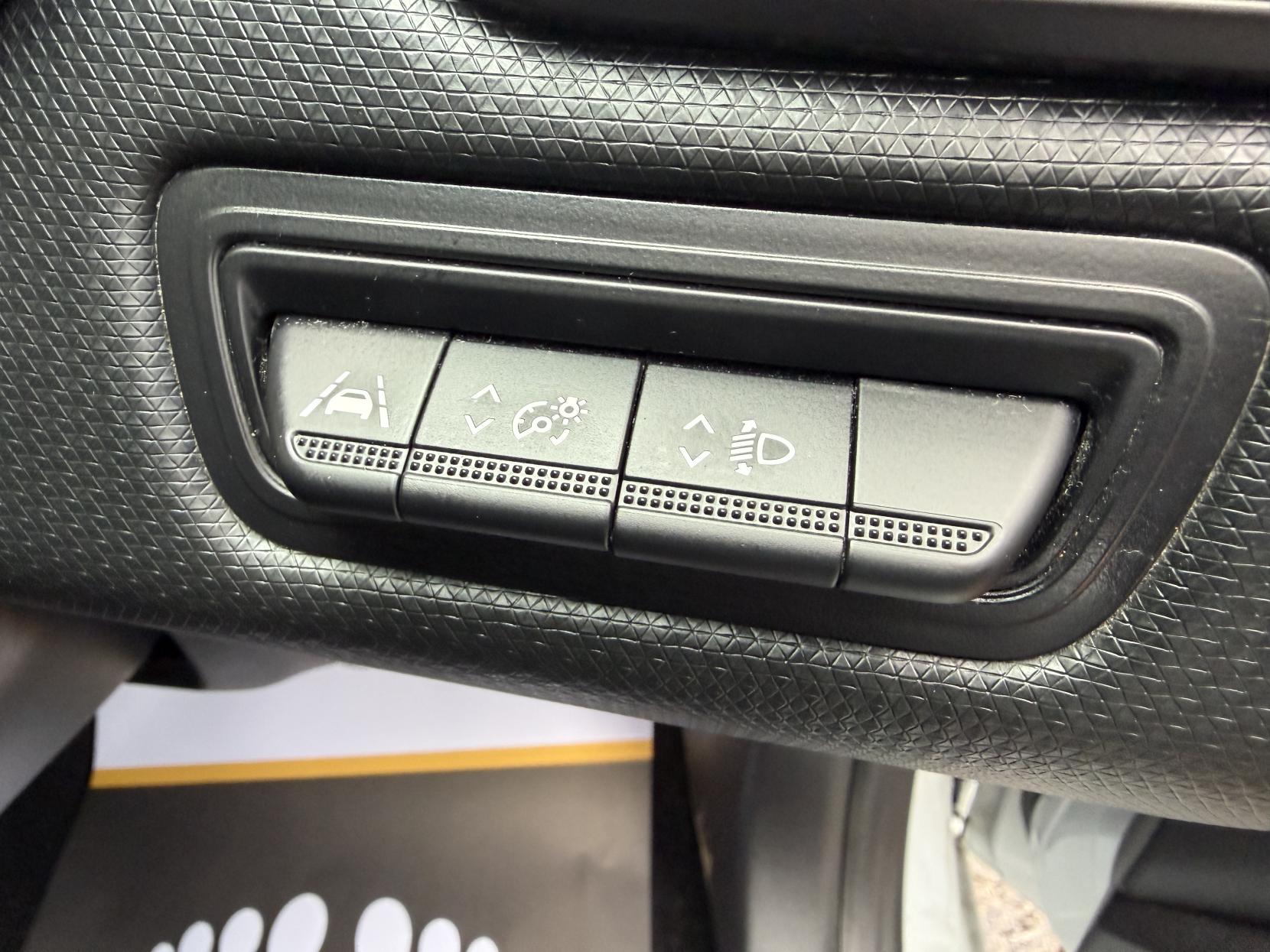 Renault Clio 1.0 TCe Iconic Hatchback 5dr Petrol Manual Euro 6 (s/s) (90 ps)