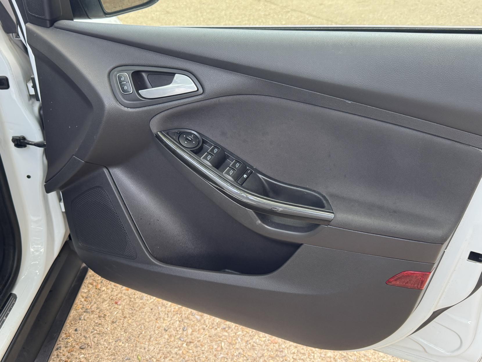 Ford Focus 1.0T EcoBoost Zetec Edition Hatchback 5dr Petrol Manual Euro 6 (s/s) (125 ps)