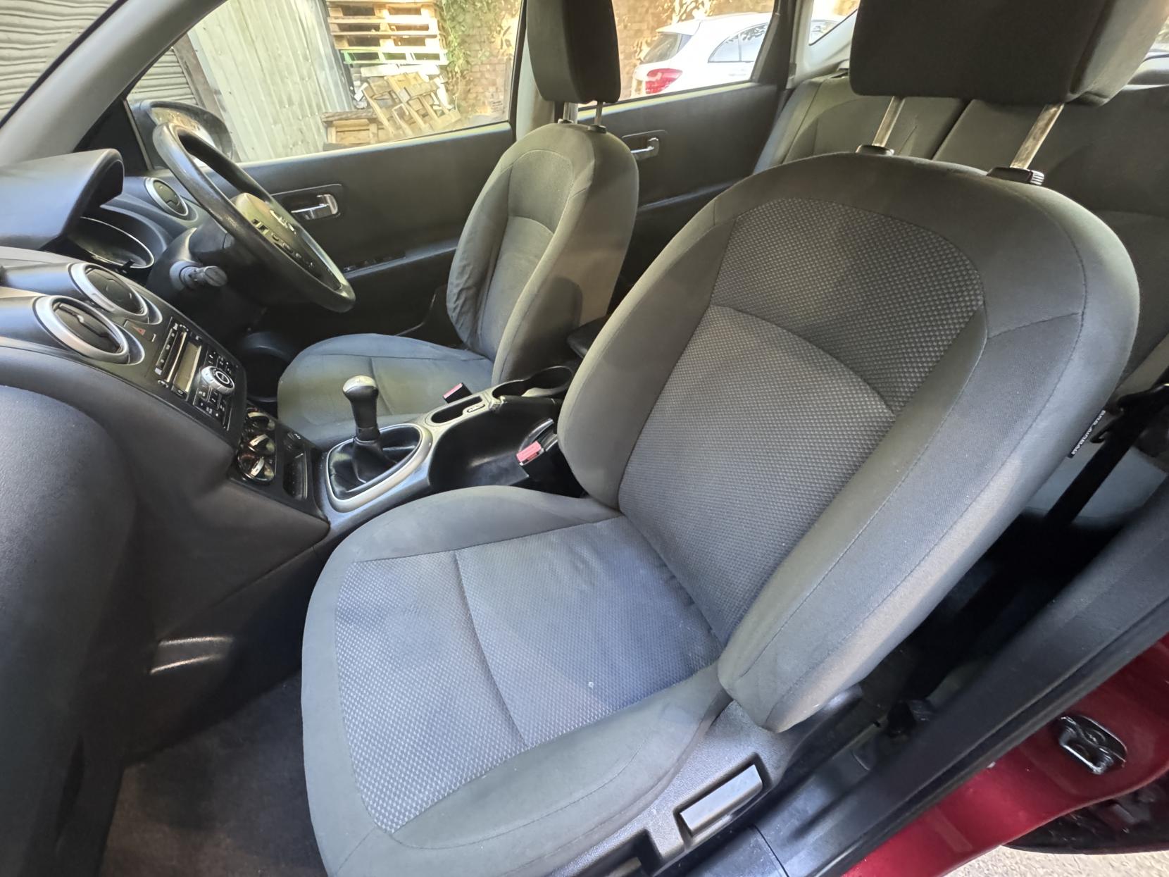 Nissan Qashqai 1.6 Visia SUV 5dr Petrol Manual 2WD Euro 5 (s/s) (117 ps)