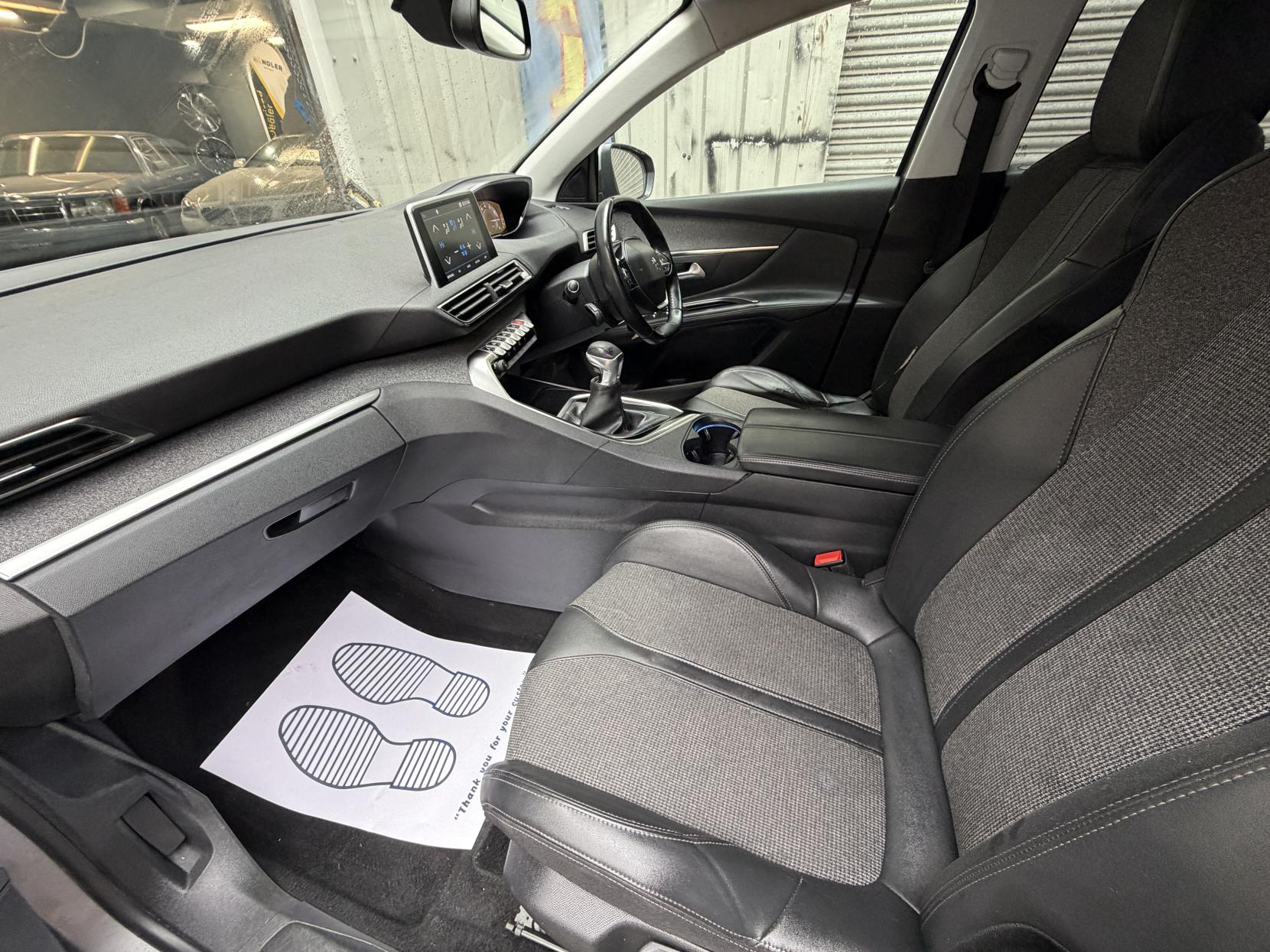 Peugeot 5008 1.2 PureTech Allure SUV 5dr Petrol Manual Euro 6 (s/s) (130 ps)