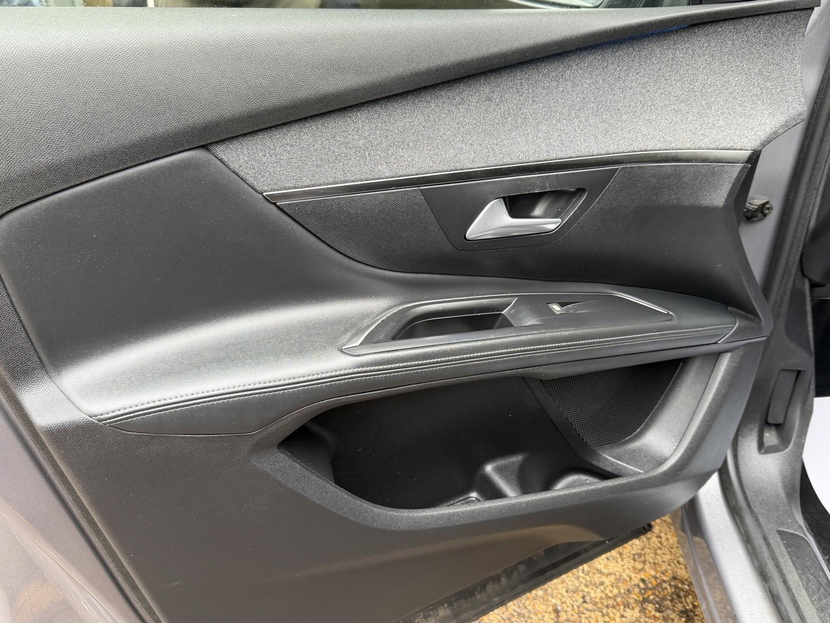 Peugeot 5008 1.2 PureTech Allure SUV 5dr Petrol Manual Euro 6 (s/s) (130 ps)