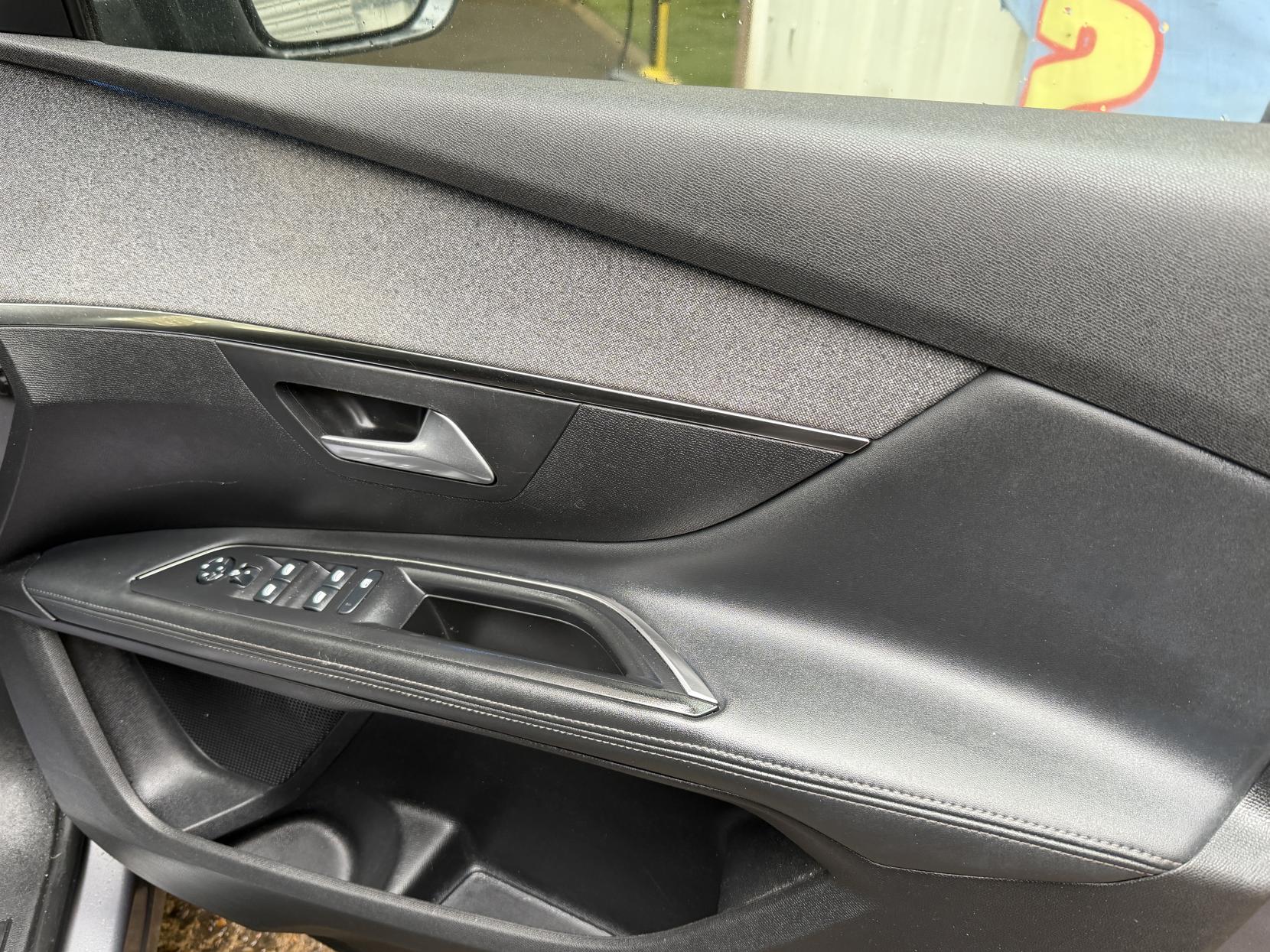 Peugeot 5008 1.2 PureTech Allure SUV 5dr Petrol Manual Euro 6 (s/s) (130 ps)