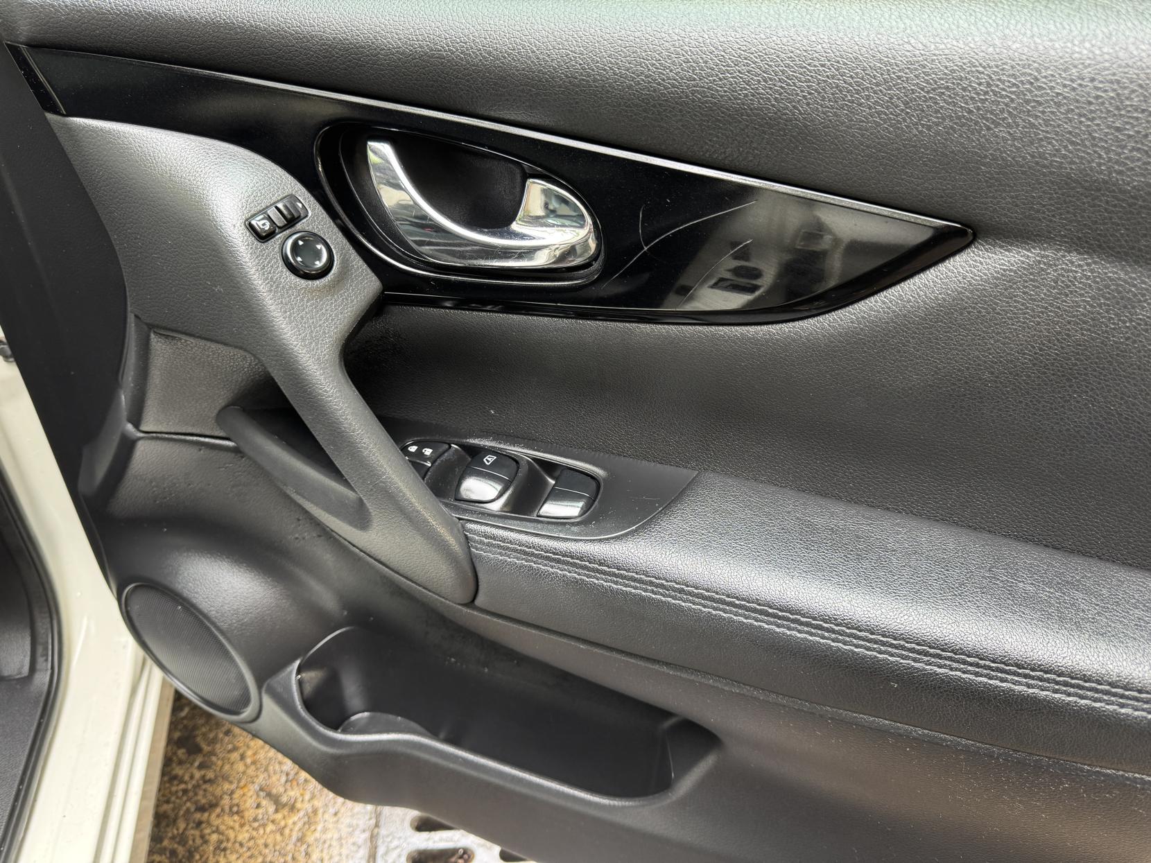 Nissan Qashqai 1.2 DIG-T Tekna SUV 5dr Petrol Manual 2WD Euro 6 (s/s) (115 ps)